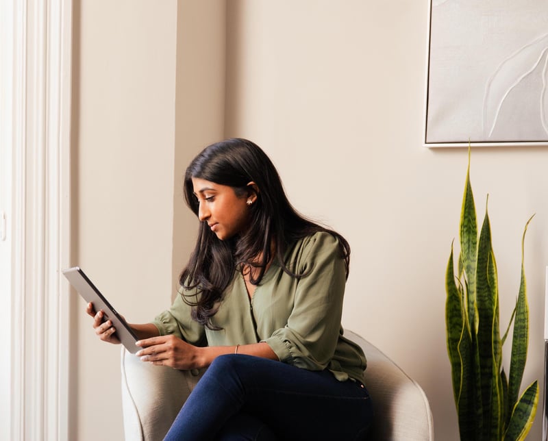 Photo de femme regardant une tablette