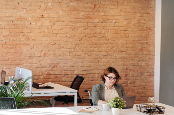 Personne dans un bureau