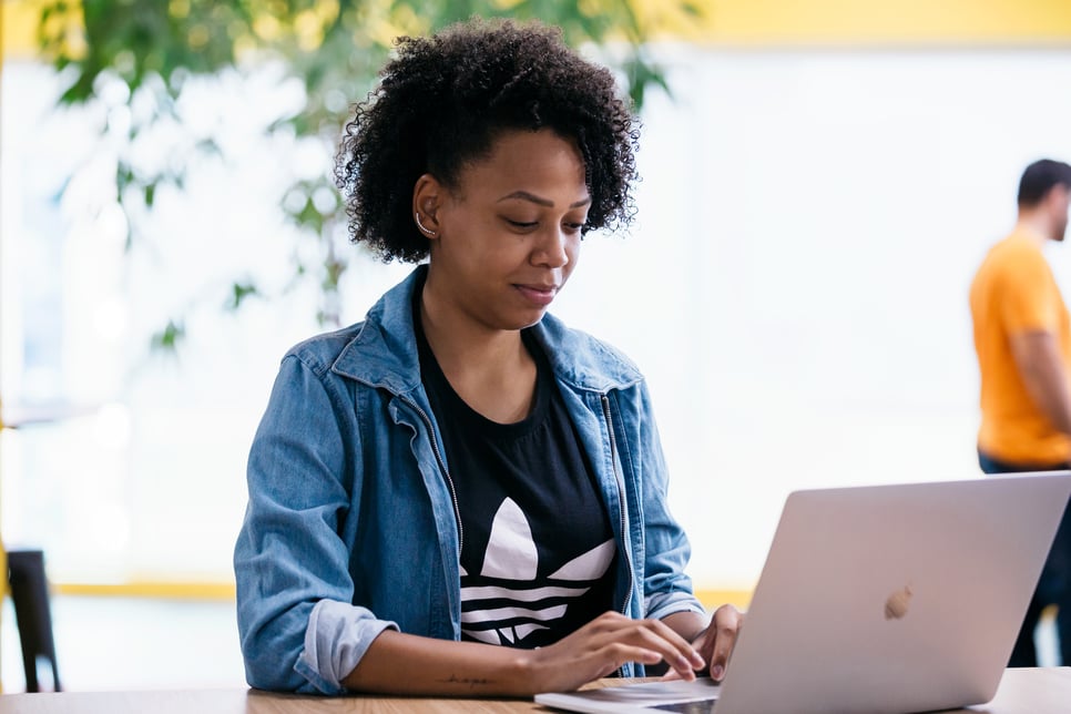 Une femme travaille sur un ordinateur portable