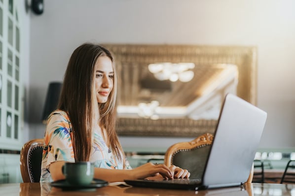 Personne travaillant à son bureau