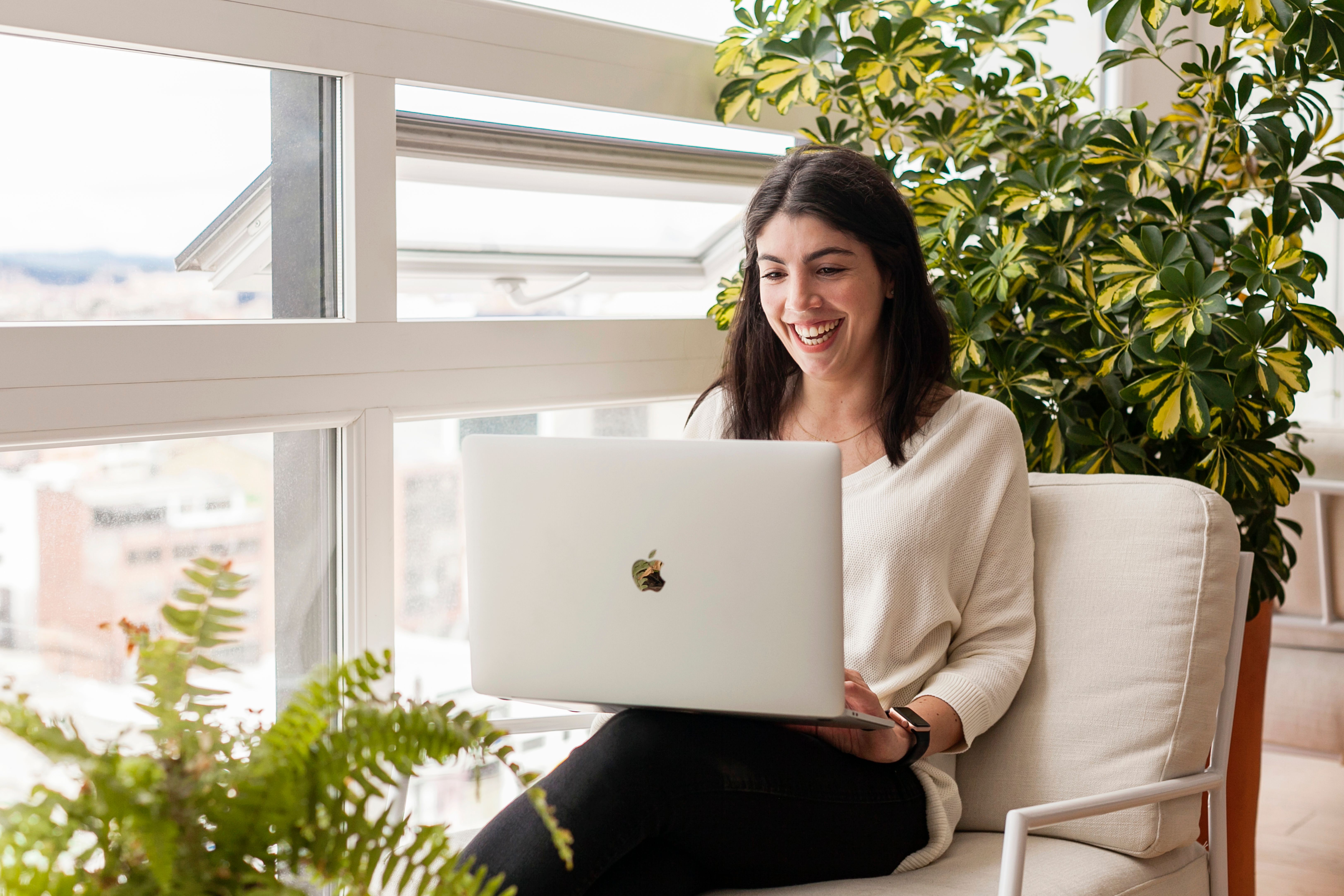 Une femme travaille sur un ordinateur portable