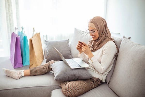 Personne assise dans un canapé avec un ordinateur portable