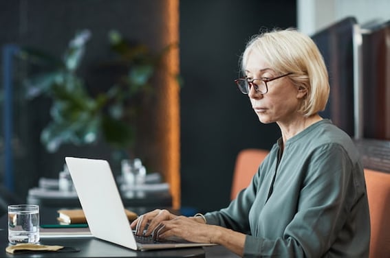 Femme travaillant sur un ECM