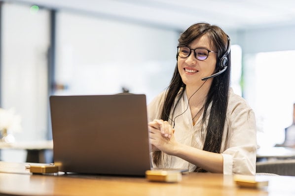 Woman setting up an email signature in Outlook