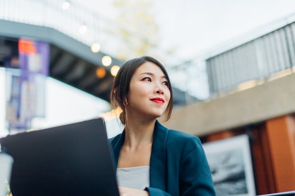 Une femme utilisant l'outil de création de signature d'e-mail de HubSpot