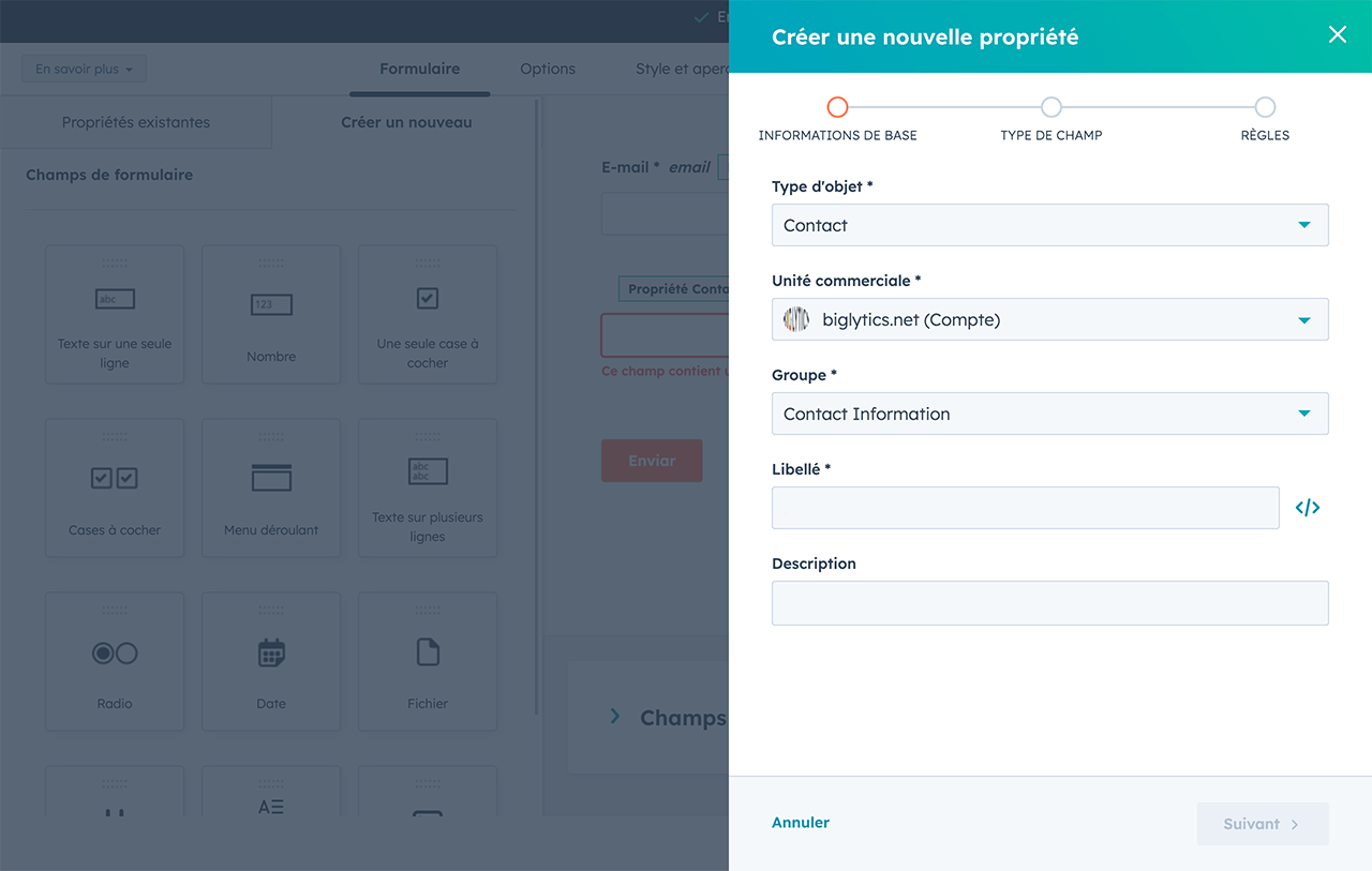 Interface de l'éditeur de l'outil HubSpot de création de formulaires montrant l'intégration avec la base de contacts